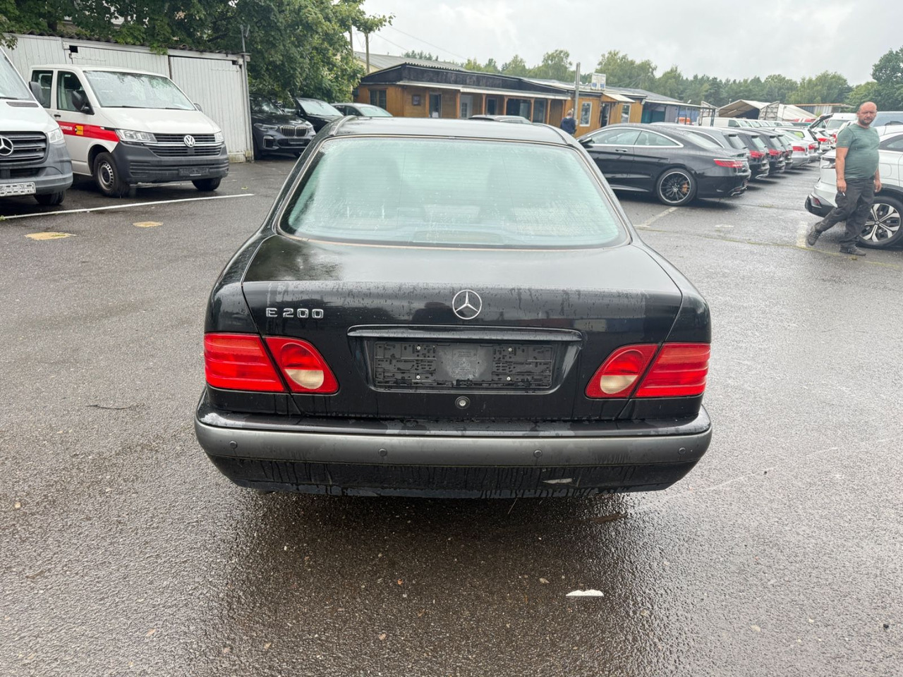 Mercedes-Benz E 200 - סדאן: תמונה 4 Mercedes-Benz E 200 - סדאן: תמונה 4