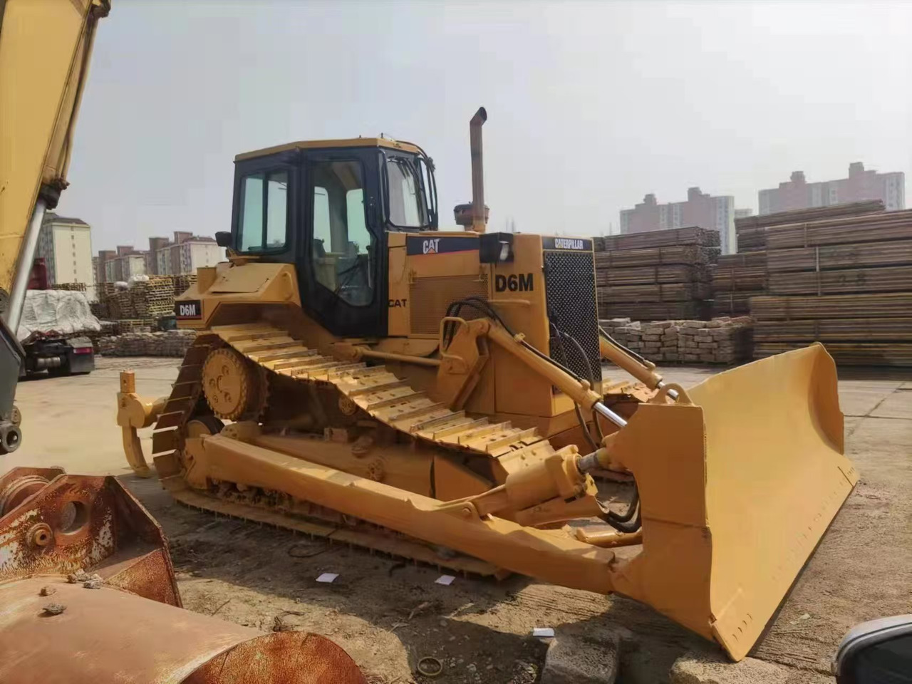 CAT D6M - דחפור: תמונה 1 CAT D6M - דחפור: תמונה 1