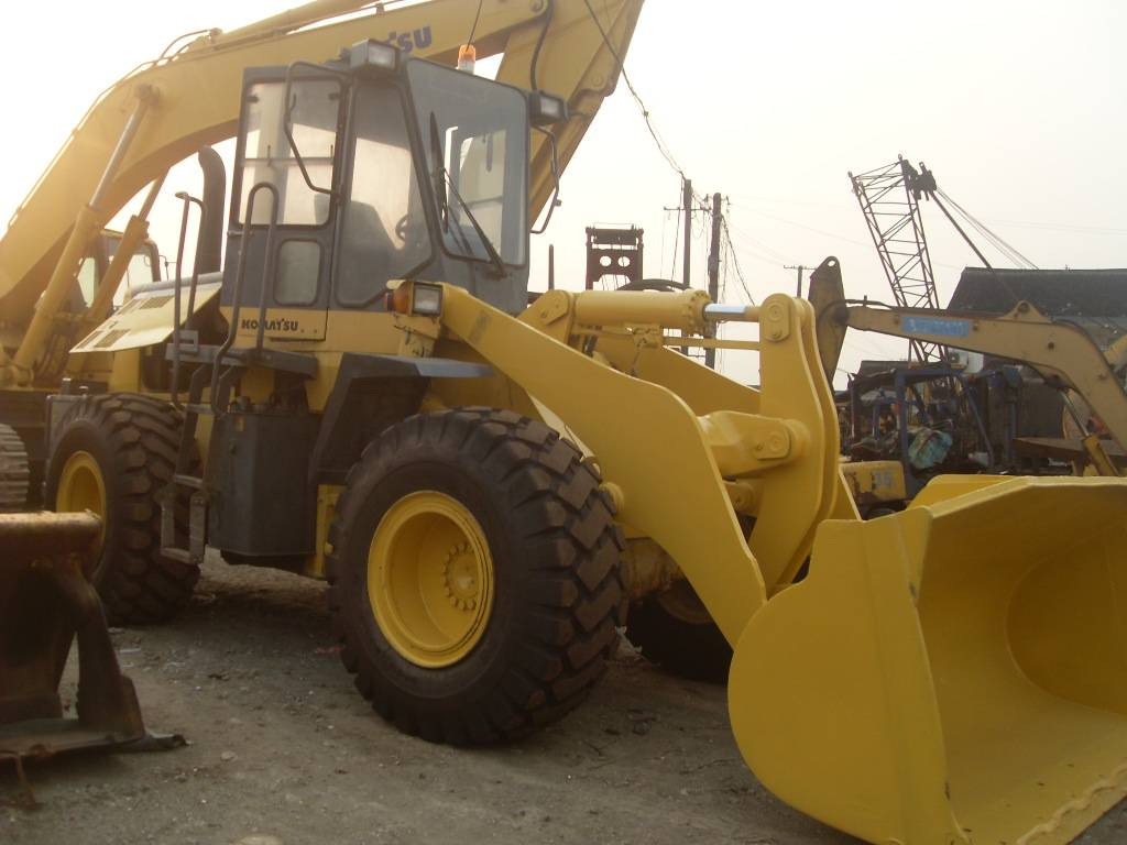Komatsu WA320 - מעמיס גלגלים: תמונה 1 Komatsu WA320 - מעמיס גלגלים: תמונה 1