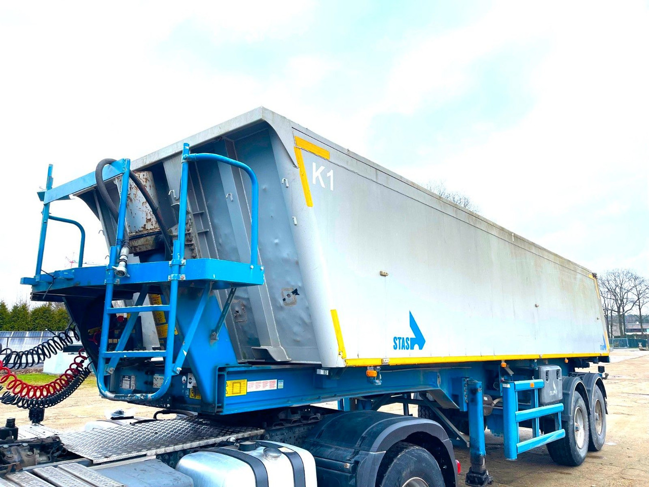 Stas SA236K/ALU/32m3 - סמיטריילר עם מזהיר: תמונה 2 Stas SA236K/ALU/32m3 - סמיטריילר עם מזהיר: תמונה 2