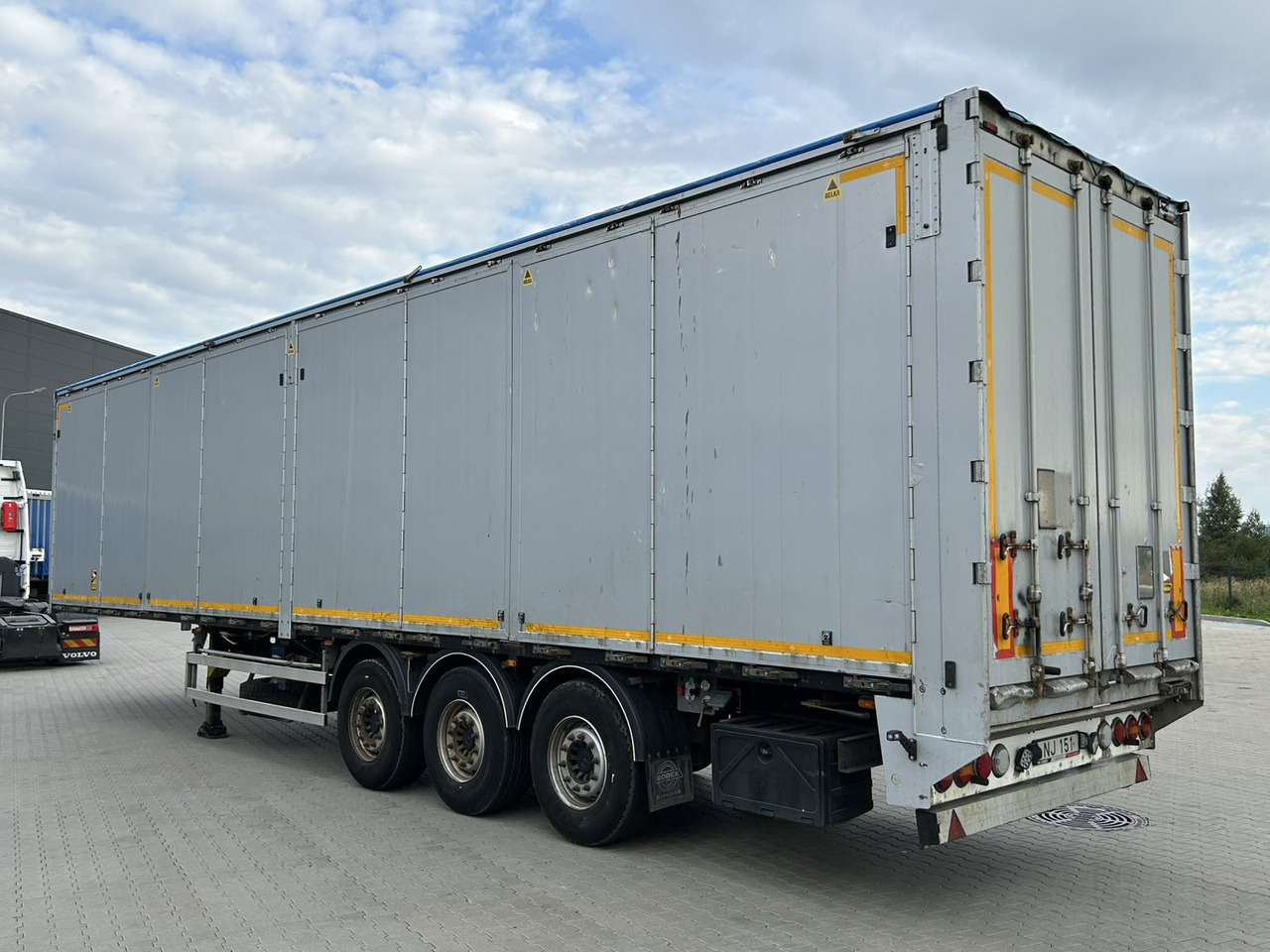 BODEX KIS 3F - סמיטריילר עם רצפת הליכה: תמונה 3 BODEX KIS 3F - סמיטריילר עם רצפת הליכה: תמונה 3