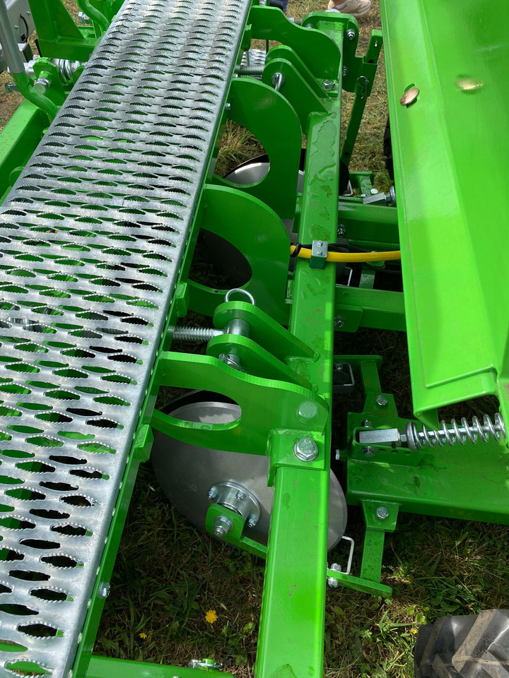 Bomet Kartoffelpflanzmaschine / Potato planter / Planteuse de pomme de terre / Piantapatate / Sadzarka ziemniaków - משתיל תפוחי אדמה: תמונה 5 Bomet Kartoffelpflanzmaschine / Potato planter / Planteuse de pomme de terre / Piantapatate / Sadzarka ziemniaków - משתיל תפוחי אדמה: תמונה 5