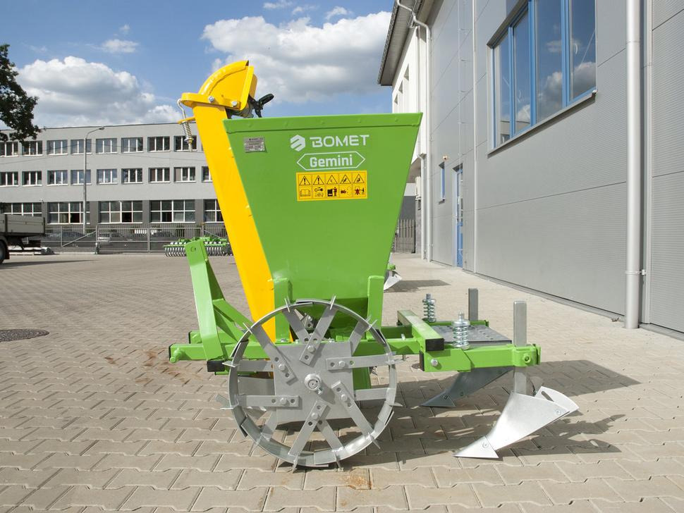 Bomet Kartoffelpflanzmaschine / Potato planter / Planteuse de pomme de terre / Piantapatate / Sadzarka ziemniaków - משתיל תפוחי אדמה: תמונה 3 Bomet Kartoffelpflanzmaschine / Potato planter / Planteuse de pomme de terre / Piantapatate / Sadzarka ziemniaków - משתיל תפוחי אדמה: תמונה 3
