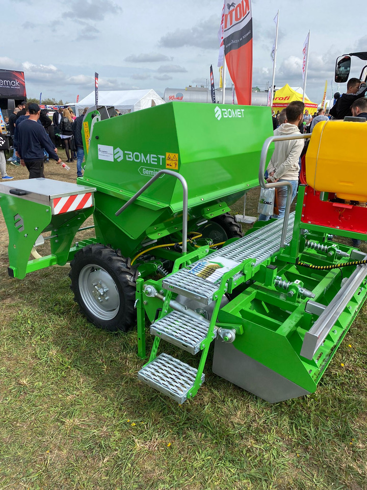 Bomet Kartoffelpflanzmaschine / Potato planter / Planteuse de pomme de terre / Piantapatate / Sadzarka ziemniaków - משתיל תפוחי אדמה: תמונה 4 Bomet Kartoffelpflanzmaschine / Potato planter / Planteuse de pomme de terre / Piantapatate / Sadzarka ziemniaków - משתיל תפוחי אדמה: תמונה 4