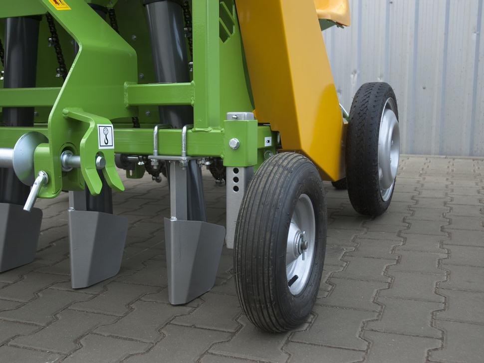 Bomet Zwiebel, Knoblauch Pflanzmaschine / Onion, garlic planter / Planteuse d'oignons et d'ail / Piantatrice per cipolla, aglio / Cebolla, ajo Sembradora / Сажалка для лука, чеснока / Sadzarka do cebuli - ציוד זריעה: תמונה 4 Bomet Zwiebel, Knoblauch Pflanzmaschine / Onion, garlic planter / Planteuse d'oignons et d'ail / Piantatrice per cipolla, aglio / Cebolla, ajo Sembradora / Сажалка для лука, чеснока / Sadzarka do cebuli - ציוד זריעה: תמונה 4