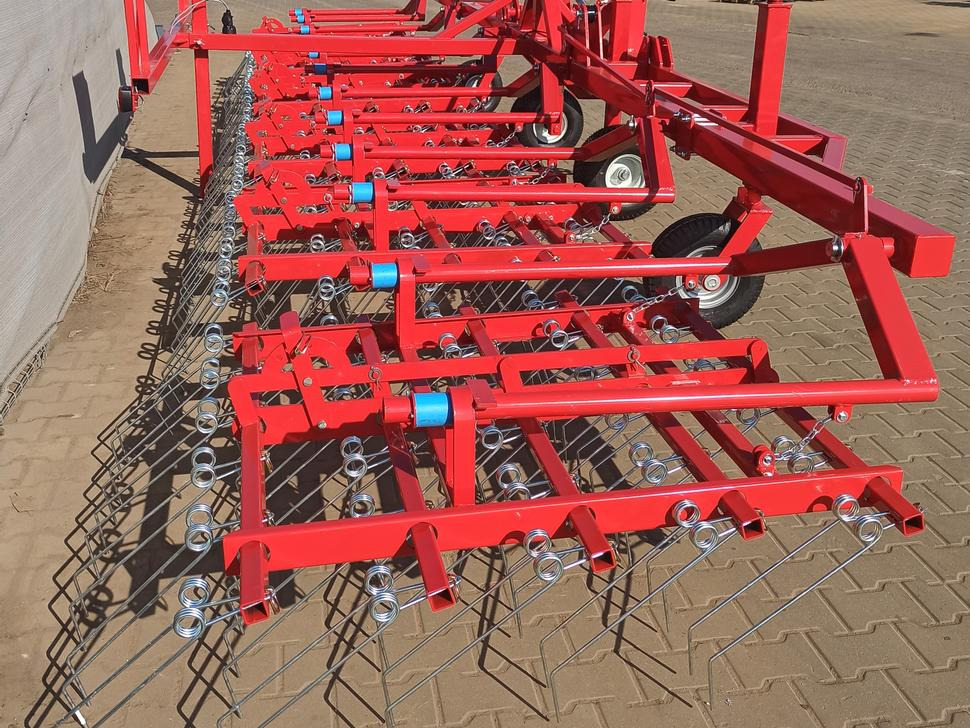 METAL-TECHNIK Hackstriegel / Weeder / Herse étrille / Sarchiatrice / Прополочная машина / Chwastownik 9 m - מגרפת קפיצים: תמונה 2 METAL-TECHNIK Hackstriegel / Weeder / Herse étrille / Sarchiatrice / Прополочная машина / Chwastownik 9 m - מגרפת קפיצים: תמונה 2