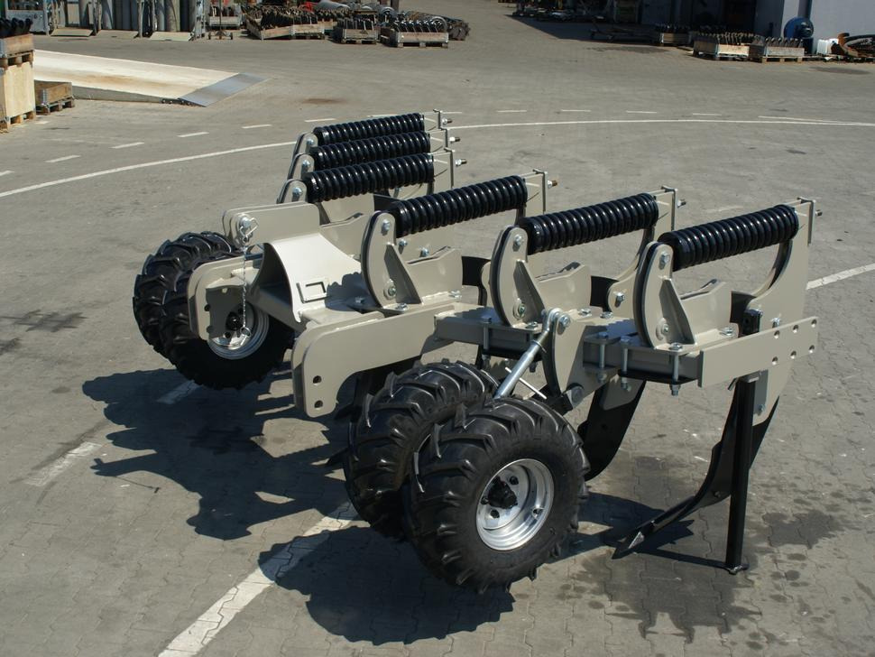 ROLEX Tiefenlockerer / Subsoiler / Décompacteur / Dissodatori / Subsolador / Глубокорыхлитель / Głębosz typ V 3 m - משתת: תמונה 2 ROLEX Tiefenlockerer / Subsoiler / Décompacteur / Dissodatori / Subsolador / Глубокорыхлитель / Głębosz typ V 3 m - משתת: תמונה 2