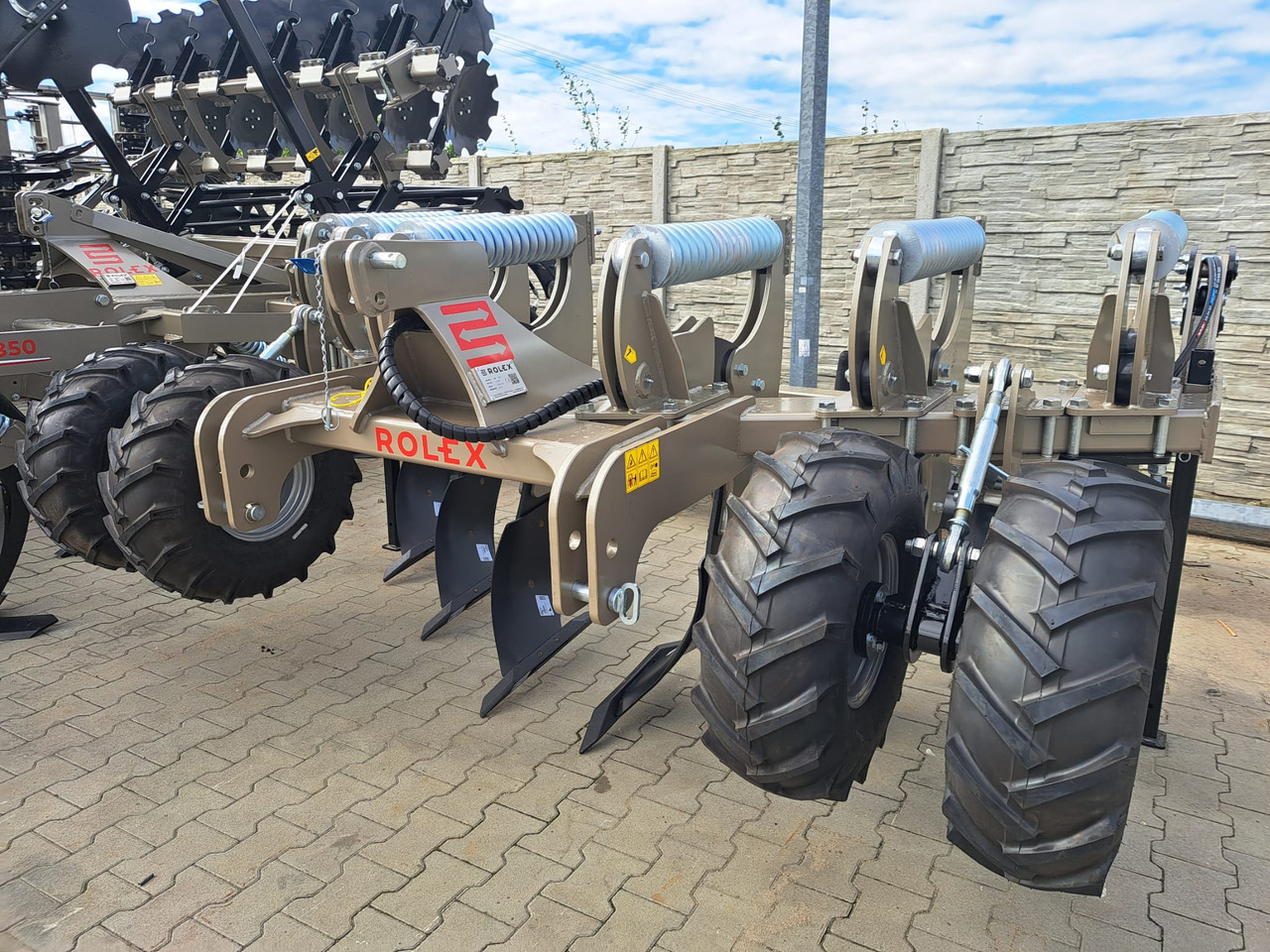 ROLEX Tiefenlockerer / Subsoiler / Décompacteur / Subsolador / Dissodatori / Глубокорыхлитель тип V / Głębosz typ V 3 m - משתת: תמונה 1 ROLEX Tiefenlockerer / Subsoiler / Décompacteur / Subsolador / Dissodatori / Глубокорыхлитель тип V / Głębosz typ V 3 m - משתת: תמונה 1