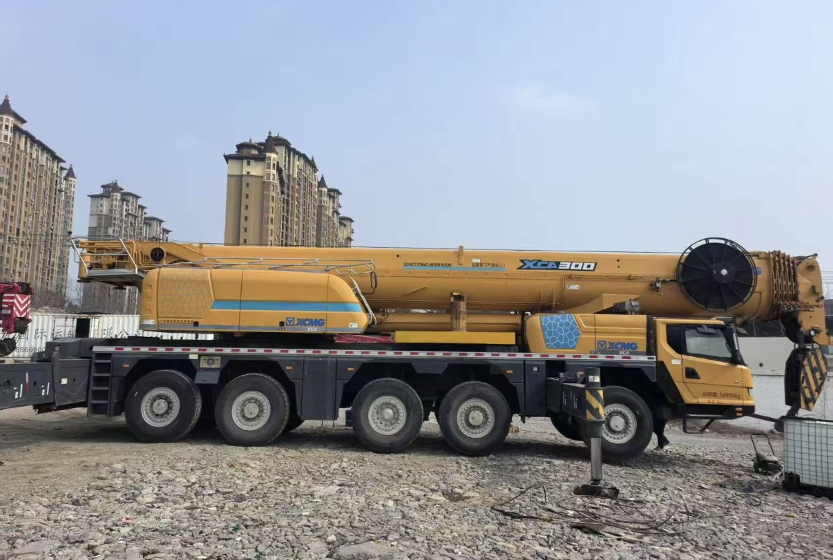 XCMG XCA220 - עגורן לכל שטח: תמונה 1 XCMG XCA220 - עגורן לכל שטח: תמונה 1
