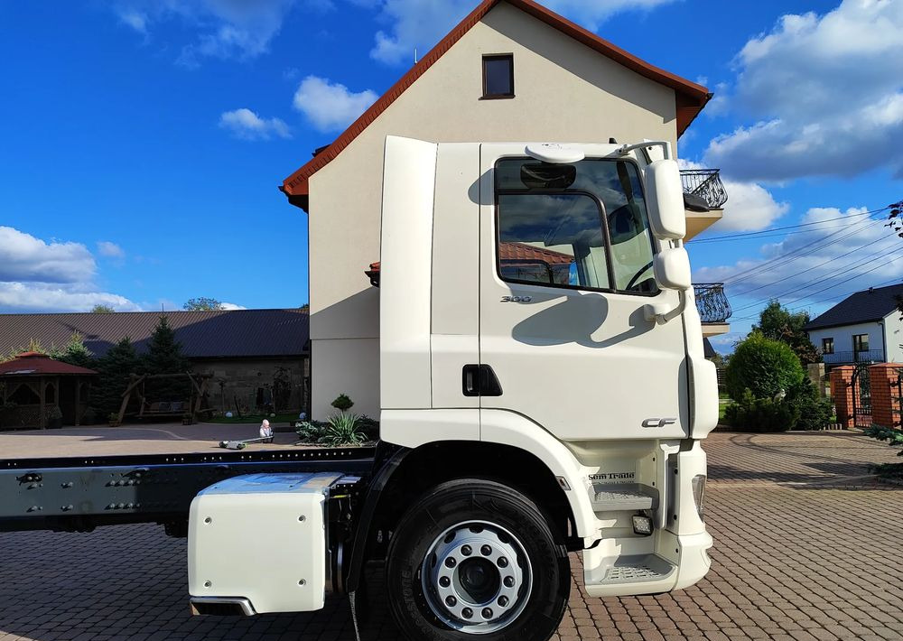 DAF CF 300 4X2 18T EURO 6 SILNIK 11L RAMA DO ZABUDOWY 176 TYS KM - משאית עם שלדת תא: תמונה 4 DAF CF 300 4X2 18T EURO 6 SILNIK 11L RAMA DO ZABUDOWY 176 TYS KM - משאית עם שלדת תא: תמונה 4