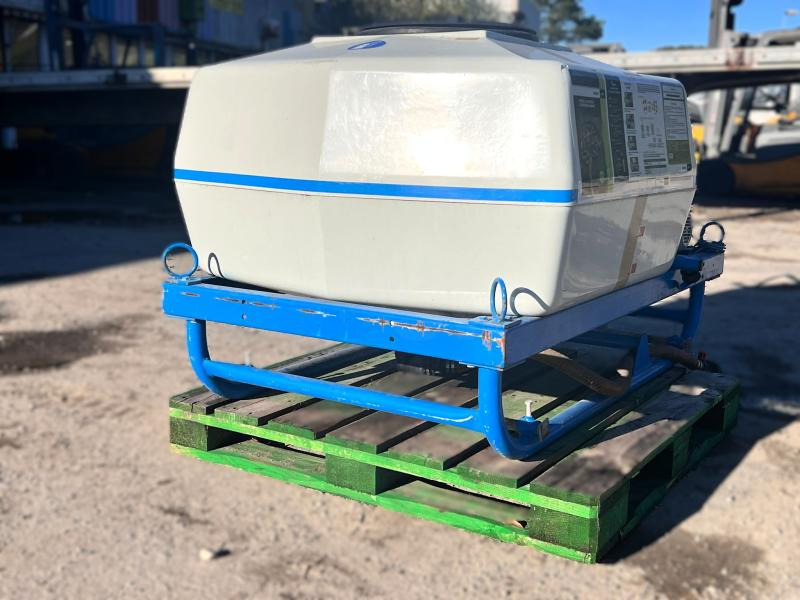 BLANCHARD CUVE D'ARROSAGE PULVERISATEUR AVEC POMPE ELECTRIQUE SUR BERCE (NET DE TVA) - מרסס מותקן על טרקטור: תמונה 5 BLANCHARD CUVE D'ARROSAGE PULVERISATEUR AVEC POMPE ELECTRIQUE SUR BERCE (NET DE TVA) - מרסס מותקן על טרקטור: תמונה 5