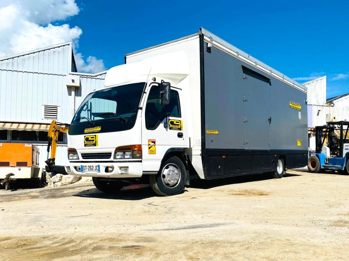 ISUZU Camion SÉRIE N AVEC 2 STRUCTURES CHAPITEAUX - משאית תיבה: תמונה 1 ISUZU Camion SÉRIE N AVEC 2 STRUCTURES CHAPITEAUX - משאית תיבה: תמונה 1