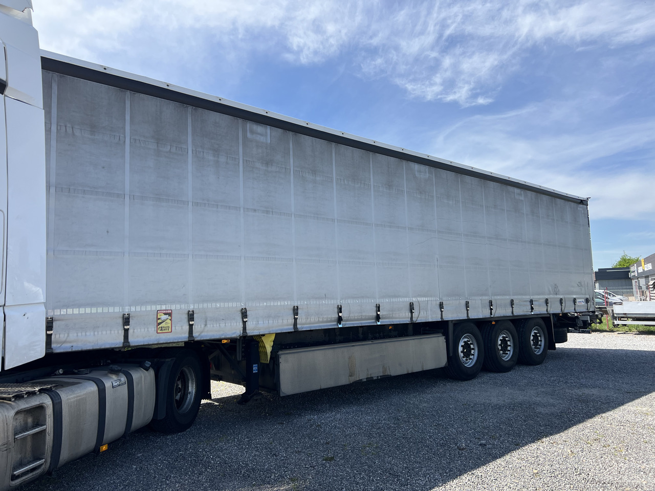 SCHMITZ Cargobull SCB S3T - סמיטריילר עם וילונות צד: תמונה 2 SCHMITZ Cargobull SCB S3T - סמיטריילר עם וילונות צד: תמונה 2