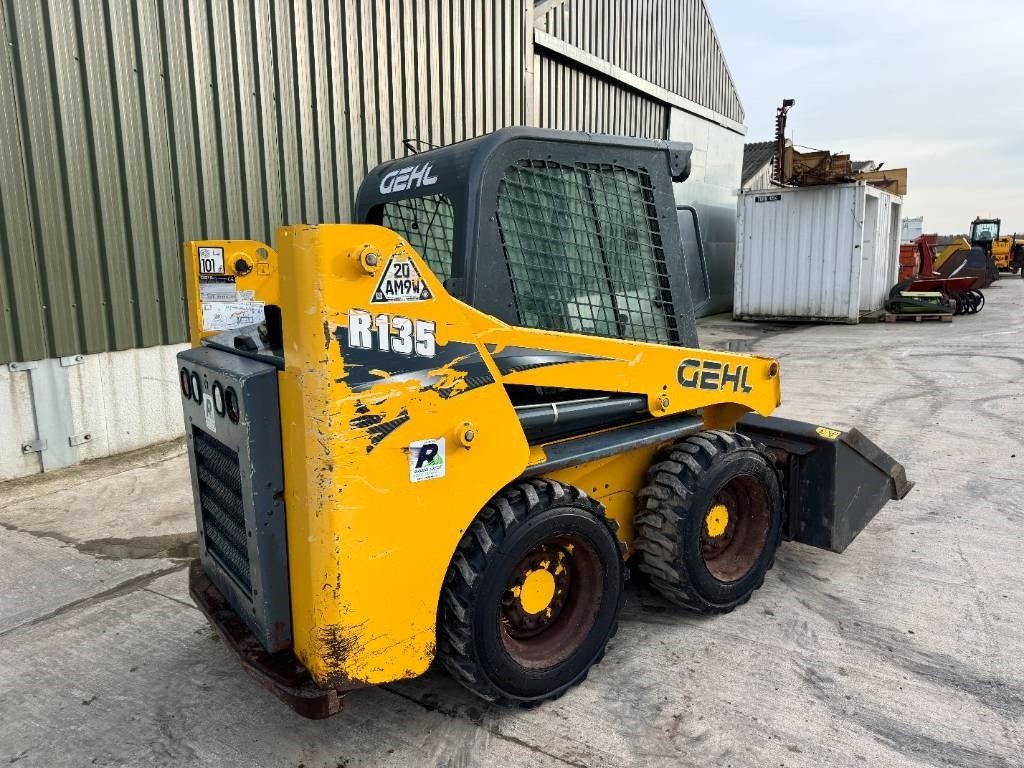 Gehl R 135 Skid Steer - מעמיס היגוי החלקה: תמונה 4 Gehl R 135 Skid Steer - מעמיס היגוי החלקה: תמונה 4
