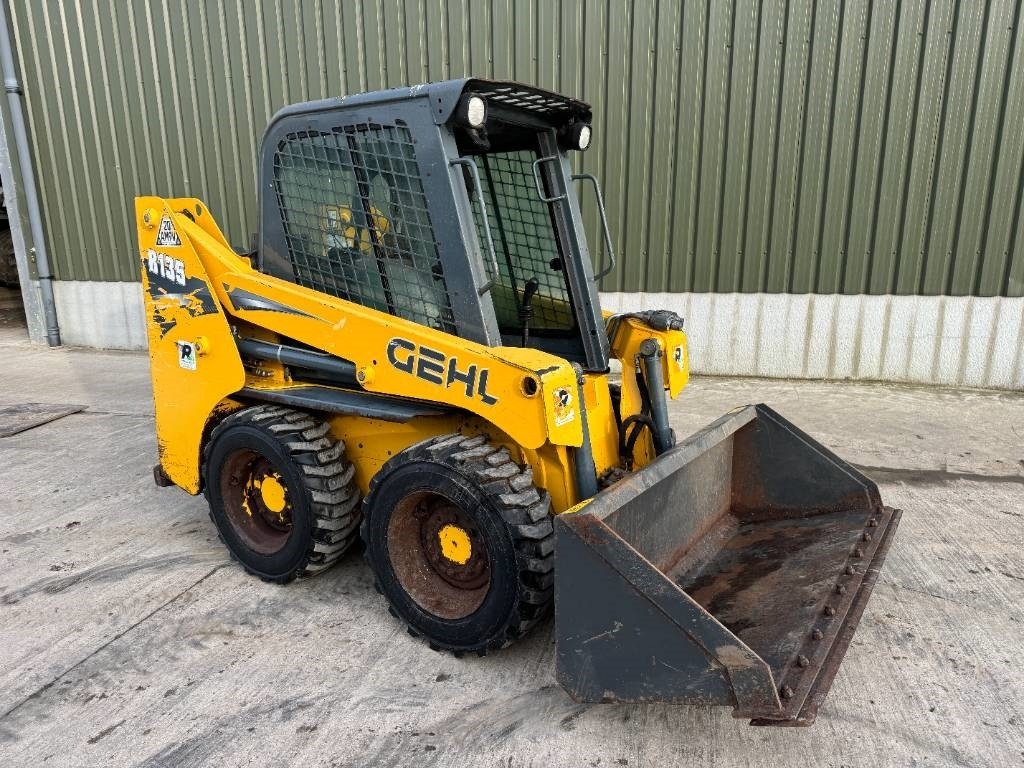 Gehl R 135 Skid Steer - מעמיס היגוי החלקה: תמונה 3 Gehl R 135 Skid Steer - מעמיס היגוי החלקה: תמונה 3