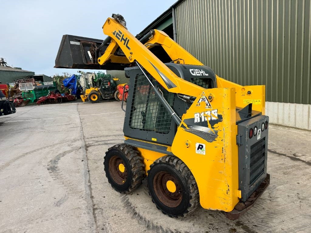Gehl R 135 Skid Steer - מעמיס היגוי החלקה: תמונה 2 Gehl R 135 Skid Steer - מעמיס היגוי החלקה: תמונה 2