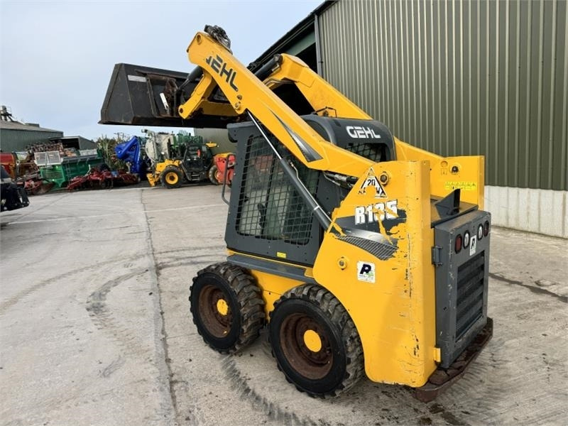 Gehl R135 Skid Steer - מעמיס היגוי החלקה: תמונה 2 Gehl R135 Skid Steer - מעמיס היגוי החלקה: תמונה 2