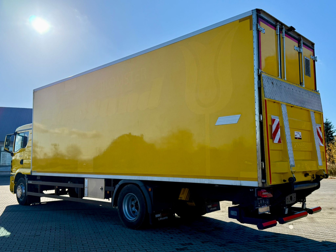 MAN 18.320 / IZOTERMA / GRZANA / WINDA / 20 EUROPALET / AUTOMAT / 170 TYŚ KM / 2021 R / SYPIALKA / CAŁY NA PODUSZKACH / SPROWADZONY / JAK NOWY - משאית איזותרמית: תמונה 3 MAN 18.320 / IZOTERMA / GRZANA / WINDA / 20 EUROPALET / AUTOMAT / 170 TYŚ KM / 2021 R / SYPIALKA / CAŁY NA PODUSZKACH / SPROWADZONY / JAK NOWY - משאית איזותרמית: תמונה 3