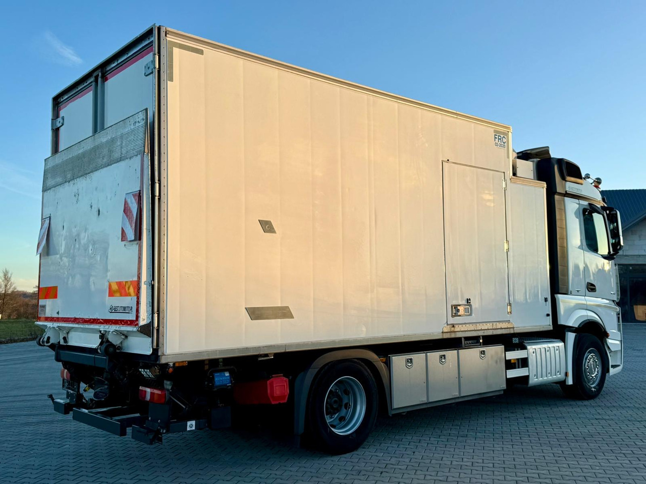 MERCEDES-BENZ ACTROS 1840 / CHŁODNIA / WINDA / 15 EUROPALET / 6.10 M DŁUGOŚCI / DUŻA KABINA / AUTOMAT / SPROWADZONY / SERWISOWANY / EURO 6 - משאית קירור: תמונה 3 MERCEDES-BENZ ACTROS 1840 / CHŁODNIA / WINDA / 15 EUROPALET / 6.10 M DŁUGOŚCI / DUŻA KABINA / AUTOMAT / SPROWADZONY / SERWISOWANY / EURO 6 - משאית קירור: תמונה 3