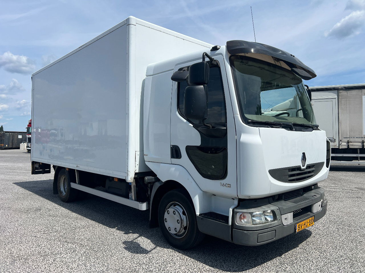 Renault Midliner 160 Manual - משאית תיבה: תמונה 2 Renault Midliner 160 Manual - משאית תיבה: תמונה 2