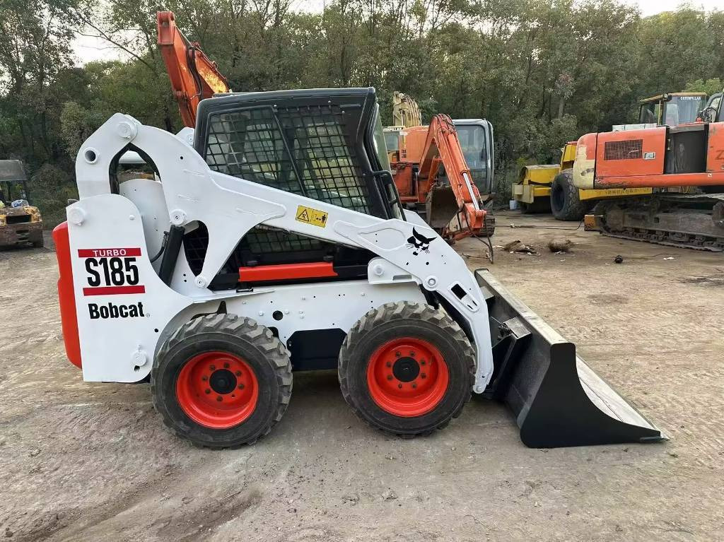 Bobcat S 185 - מעמיס היגוי החלקה: תמונה 1 Bobcat S 185 - מעמיס היגוי החלקה: תמונה 1