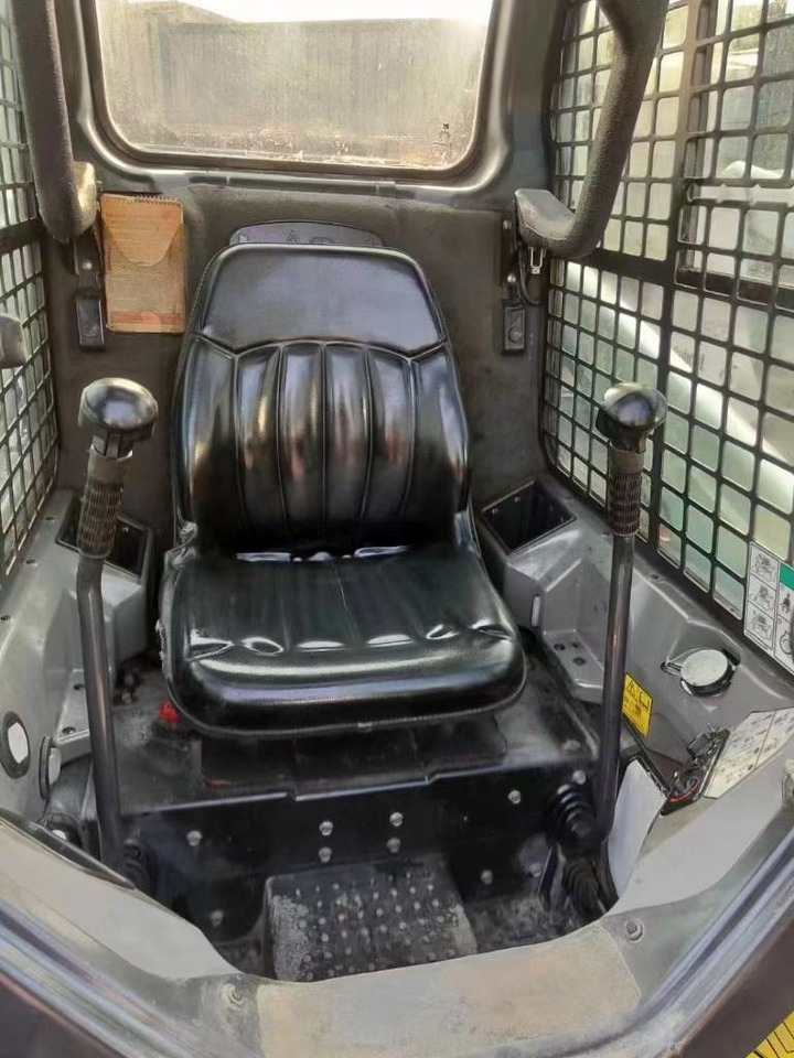 Bobcat S 450 - מעמיס היגוי החלקה: תמונה 2 Bobcat S 450 - מעמיס היגוי החלקה: תמונה 2