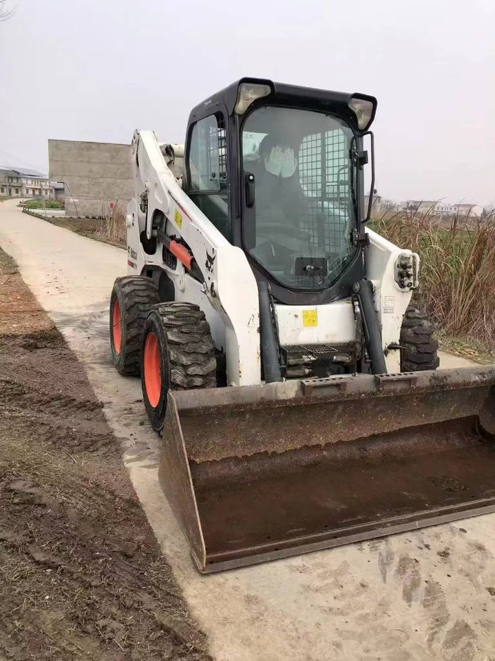 Bobcat S 770 - מעמיס היגוי החלקה: תמונה 3 Bobcat S 770 - מעמיס היגוי החלקה: תמונה 3