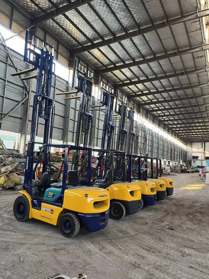 Komatsu FD 30 T-17 - מלגזת סולר: תמונה 2 Komatsu FD 30 T-17 - מלגזת סולר: תמונה 2