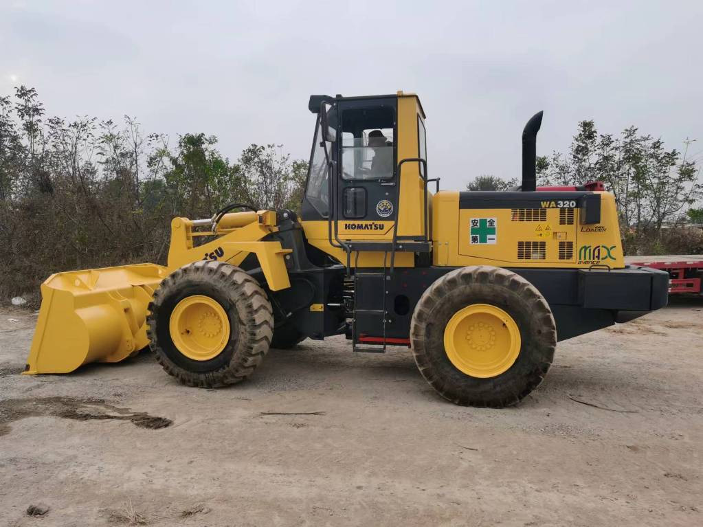 Komatsu WA 320-5 - מעמיס גלגלים: תמונה 1 Komatsu WA 320-5 - מעמיס גלגלים: תמונה 1