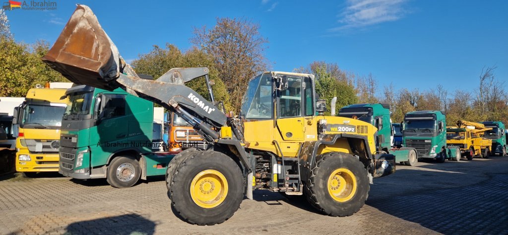 Komatsu WA 200 technisch ok. technische Wartung beim Komatsu Service - מעמיס גלגלים: תמונה 1 Komatsu WA 200 technisch ok. technische Wartung beim Komatsu Service - מעמיס גלגלים: תמונה 1