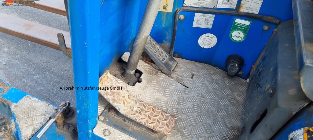 M4-25.3F Moffett Mitnahmestapler - מלגזה מותקנת על משאית: תמונה 2 M4-25.3F Moffett Mitnahmestapler - מלגזה מותקנת על משאית: תמונה 2