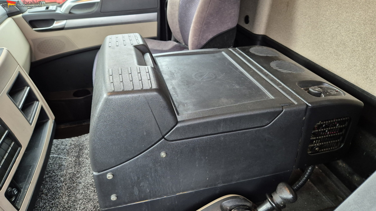 MAN 8.250 7,30 m Koffer, Navi, Topzustand - כלי רכב מסחרי עם תיבה: תמונה 4 MAN 8.250 7,30 m Koffer, Navi, Topzustand - כלי רכב מסחרי עם תיבה: תמונה 4