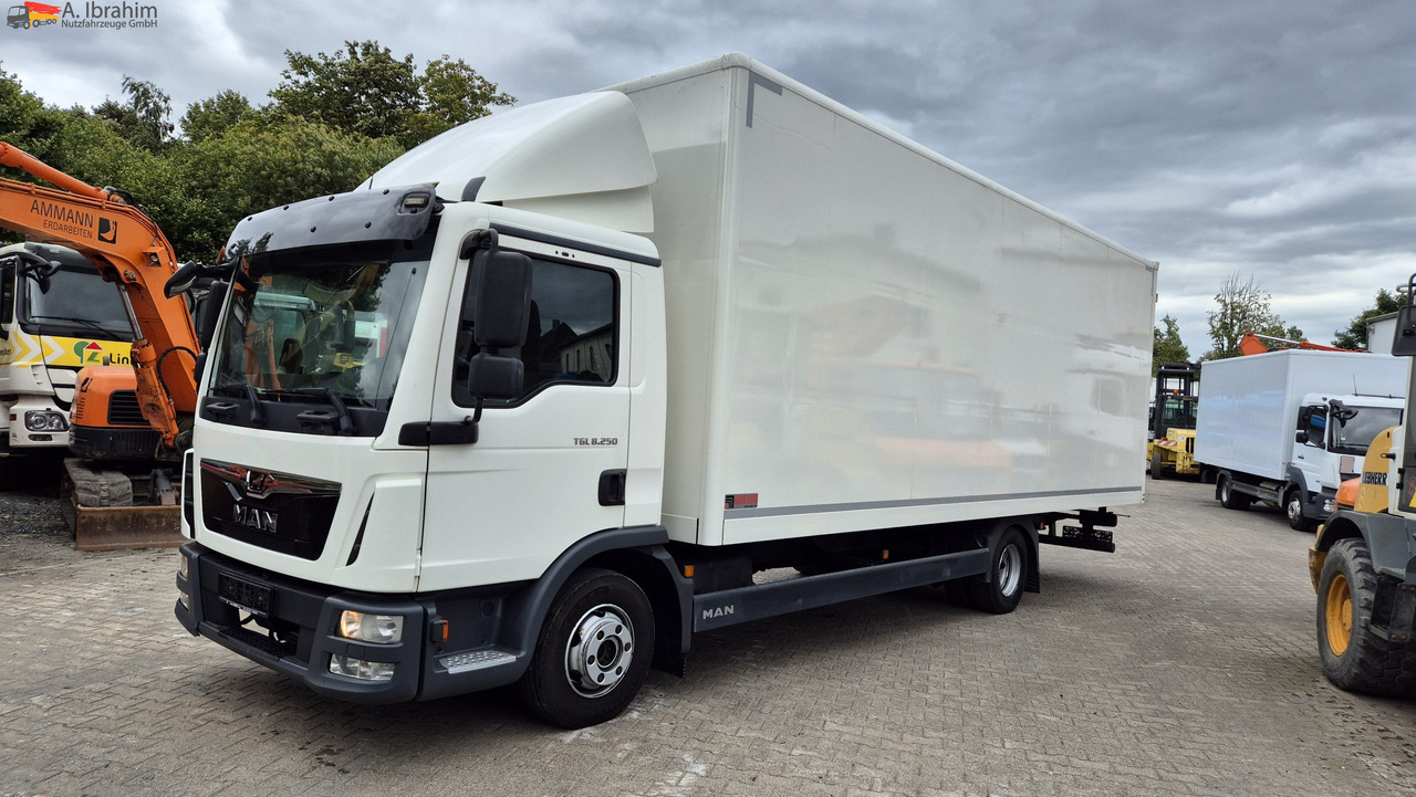 MAN 8.250 7,30 m Koffer, Navi, Topzustand - כלי רכב מסחרי עם תיבה: תמונה 1 MAN 8.250 7,30 m Koffer, Navi, Topzustand - כלי רכב מסחרי עם תיבה: תמונה 1