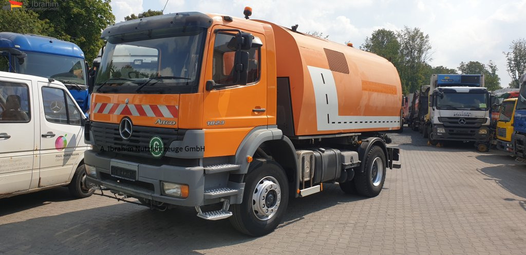 Mercedes-Benz 1823 - מטאטא כבישים: תמונה 1 Mercedes-Benz 1823 - מטאטא כבישים: תמונה 1