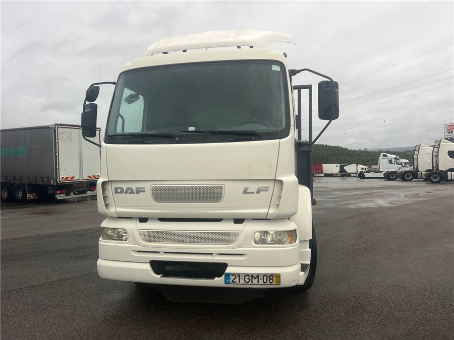 DAF LF 55.220 - משאית צד נופל/ שטוחה: תמונה 2 DAF LF 55.220 - משאית צד נופל/ שטוחה: תמונה 2