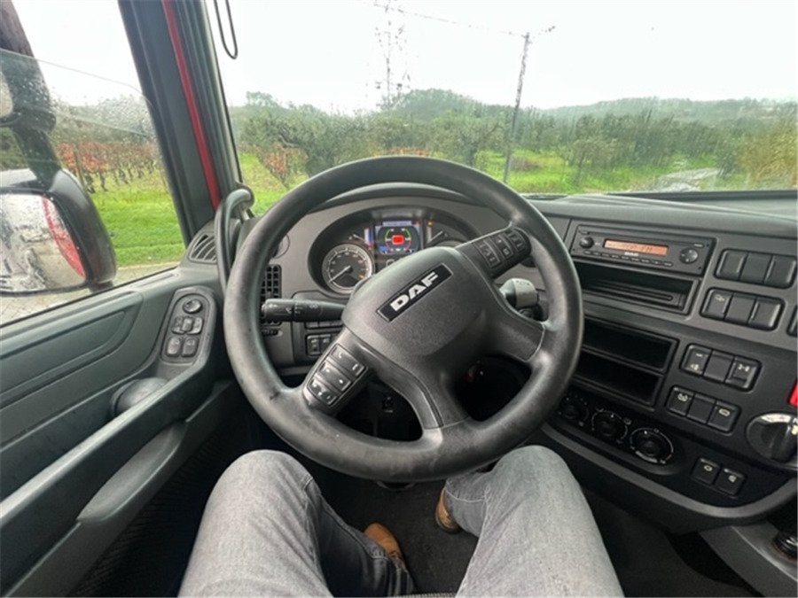 Interior photo 1: הַחכָּרָה DAF XF 105 460 DAF XF 105 460