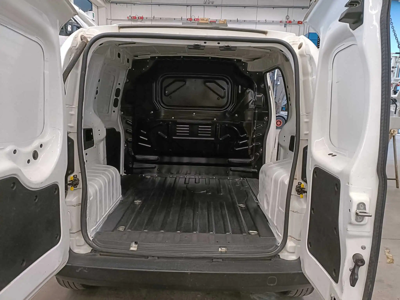 FIAT FIORINO SX - כלי רכב מסחרי עם לוח: תמונה 4 FIAT FIORINO SX - כלי רכב מסחרי עם לוח: תמונה 4