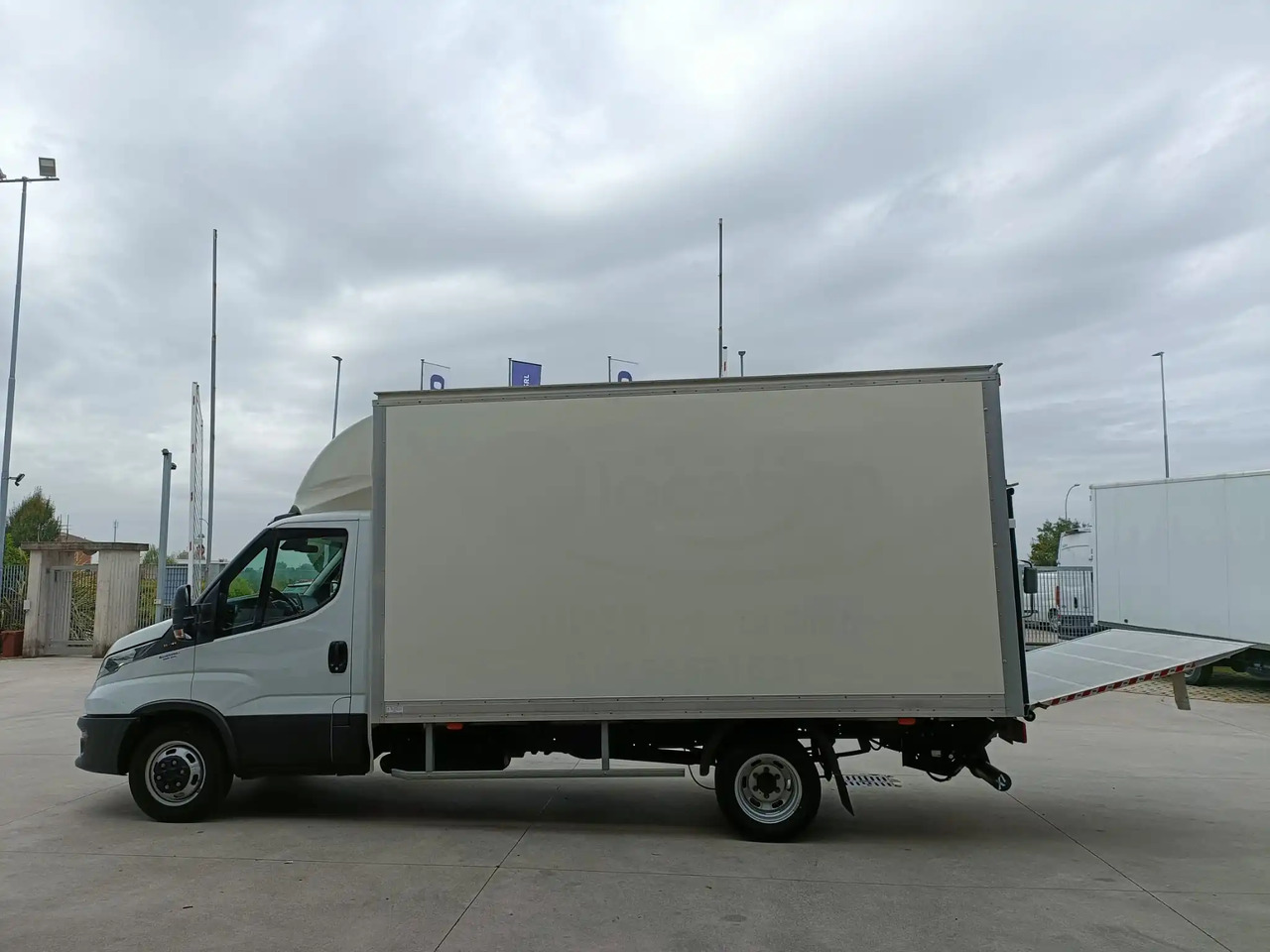 IVECO DAILY 35C16 - כלי רכב מסחרי עם תיבה: תמונה 2 IVECO DAILY 35C16 - כלי רכב מסחרי עם תיבה: תמונה 2