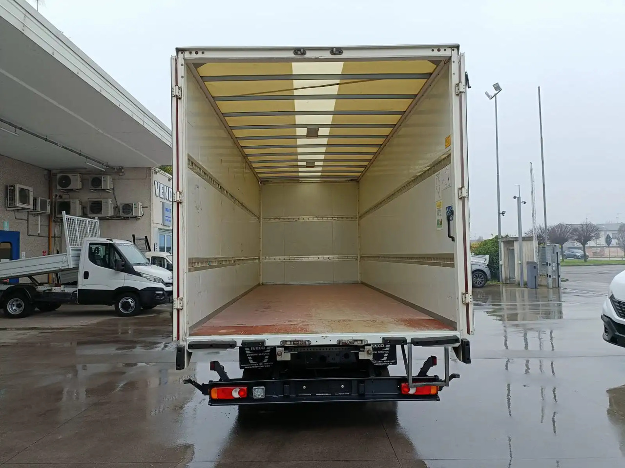 IVECO EUROCARGO 75E19 / 80E19 / 86E19 - משאית תיבה: תמונה 5 IVECO EUROCARGO 75E19 / 80E19 / 86E19 - משאית תיבה: תמונה 5