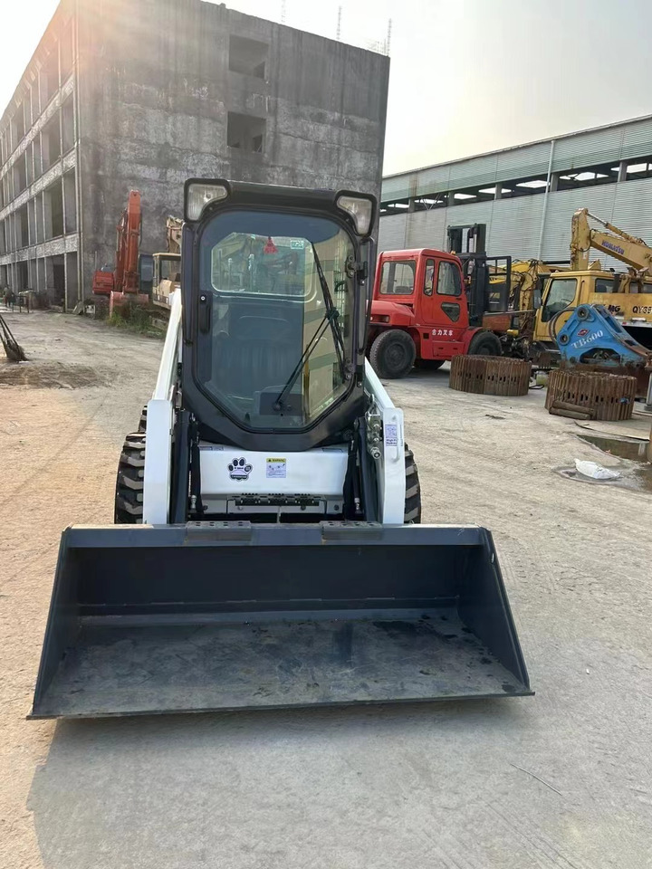 Bobcat S450 - מעמיס היגוי החלקה: תמונה 1 Bobcat S450 - מעמיס היגוי החלקה: תמונה 1