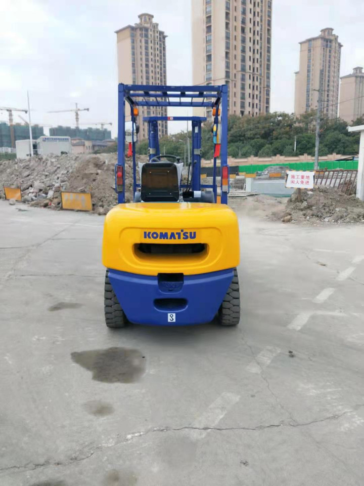 Komatsu FD30T - מלגזת סולר: תמונה 1 Komatsu FD30T - מלגזת סולר: תמונה 1