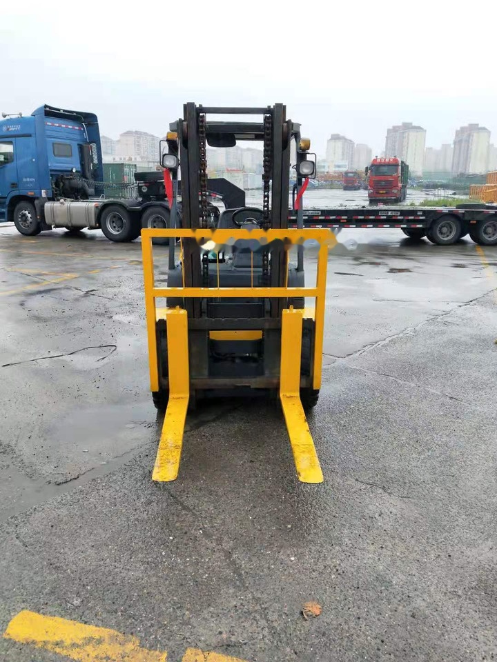 Komatsu FD30 - מלגזת סולר: תמונה 5 Komatsu FD30 - מלגזת סולר: תמונה 5