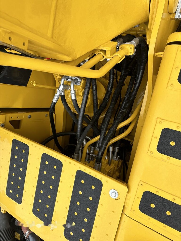 Komatsu PC220-8 - מחפר סורק: תמונה 5 Komatsu PC220-8 - מחפר סורק: תמונה 5