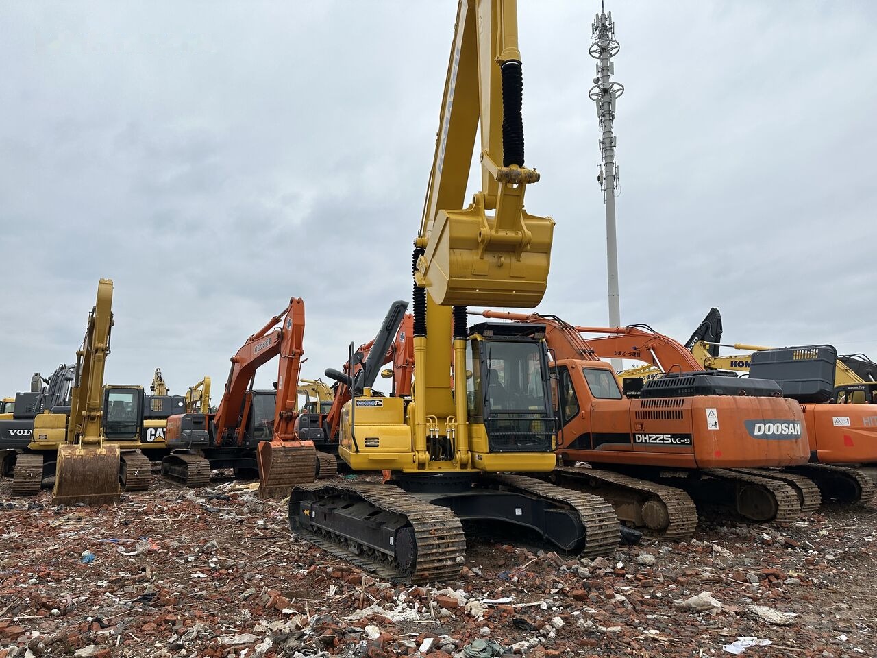 Komatsu PC220-8 - מחפר סורק: תמונה 3 Komatsu PC220-8 - מחפר סורק: תמונה 3