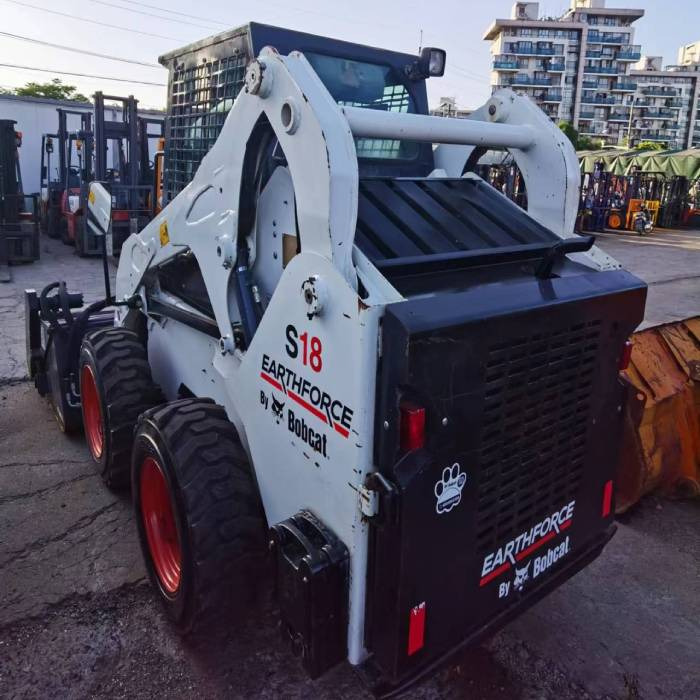 BOBCAT S18 - מעמיס היגוי החלקה: תמונה 2 BOBCAT S18 - מעמיס היגוי החלקה: תמונה 2