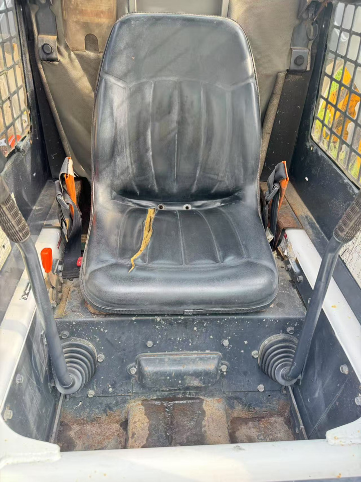 BOBCAT S300 - מעמיס היגוי החלקה: תמונה 5 BOBCAT S300 - מעמיס היגוי החלקה: תמונה 5