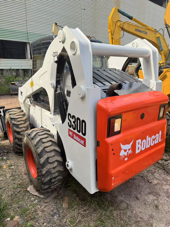 BOBCAT S300 - מעמיס היגוי החלקה: תמונה 1 BOBCAT S300 - מעמיס היגוי החלקה: תמונה 1