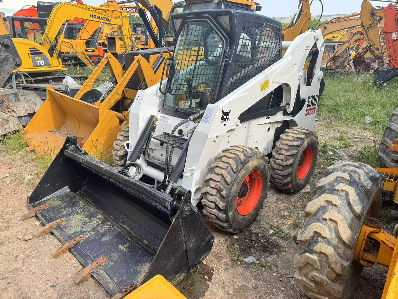 BOBCAT S300 - מעמיס היגוי החלקה: תמונה 3 BOBCAT S300 - מעמיס היגוי החלקה: תמונה 3