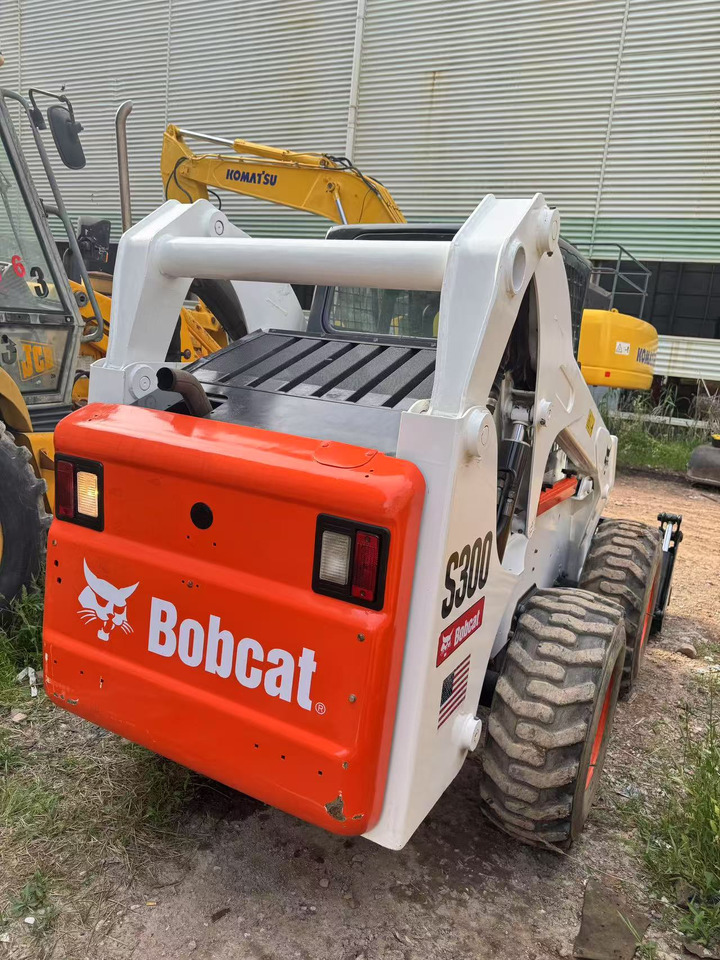 BOBCAT S300 - מעמיס היגוי החלקה: תמונה 2 BOBCAT S300 - מעמיס היגוי החלקה: תמונה 2