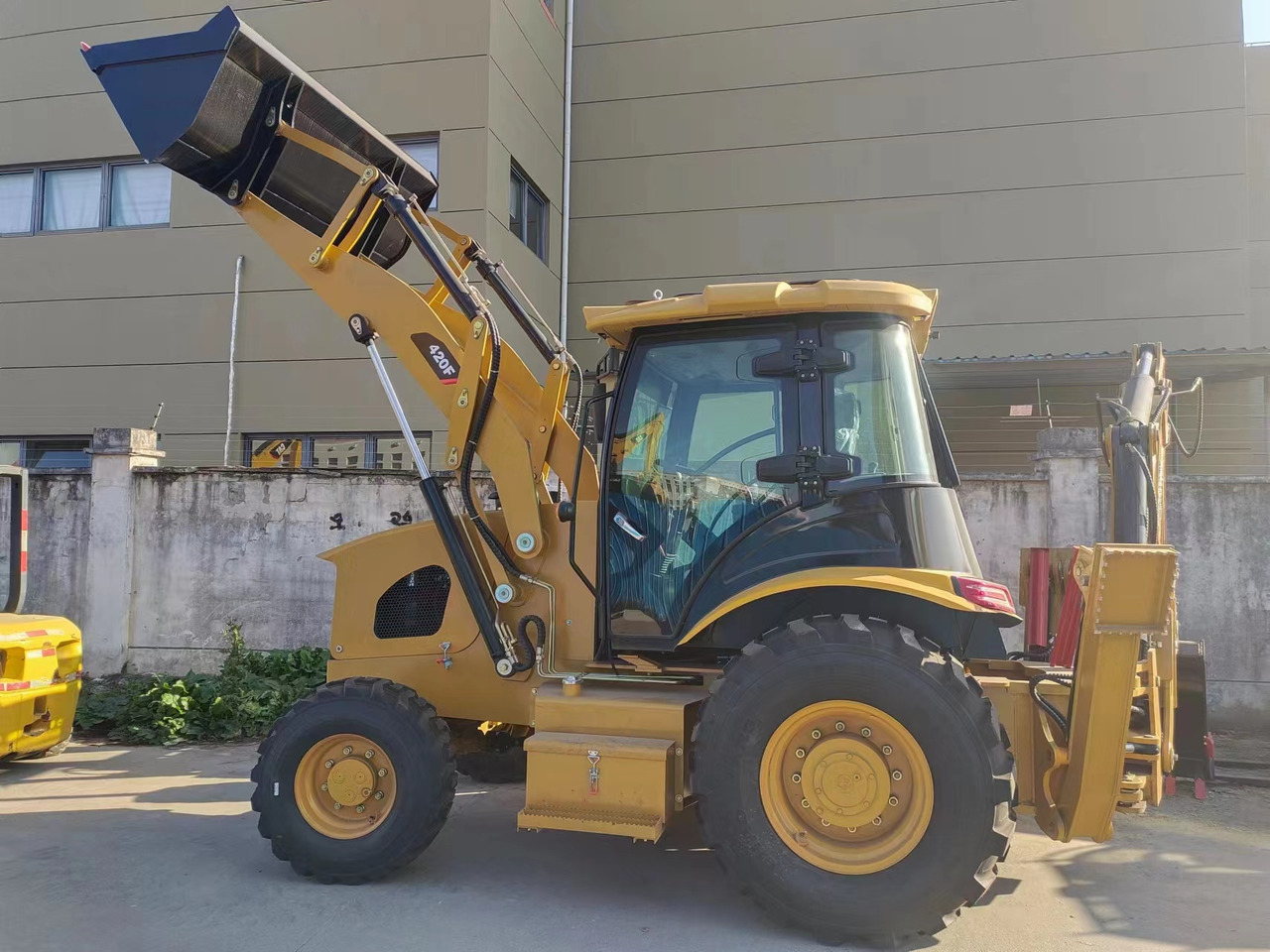 CATERPILLAR 420F - מחפרון: תמונה 2 CATERPILLAR 420F - מחפרון: תמונה 2